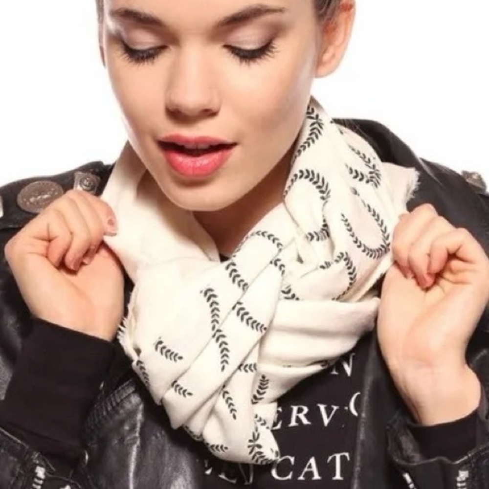 Wildfox W Laurel Grey Gardens Scarf in Ceramic (Off White) NWT